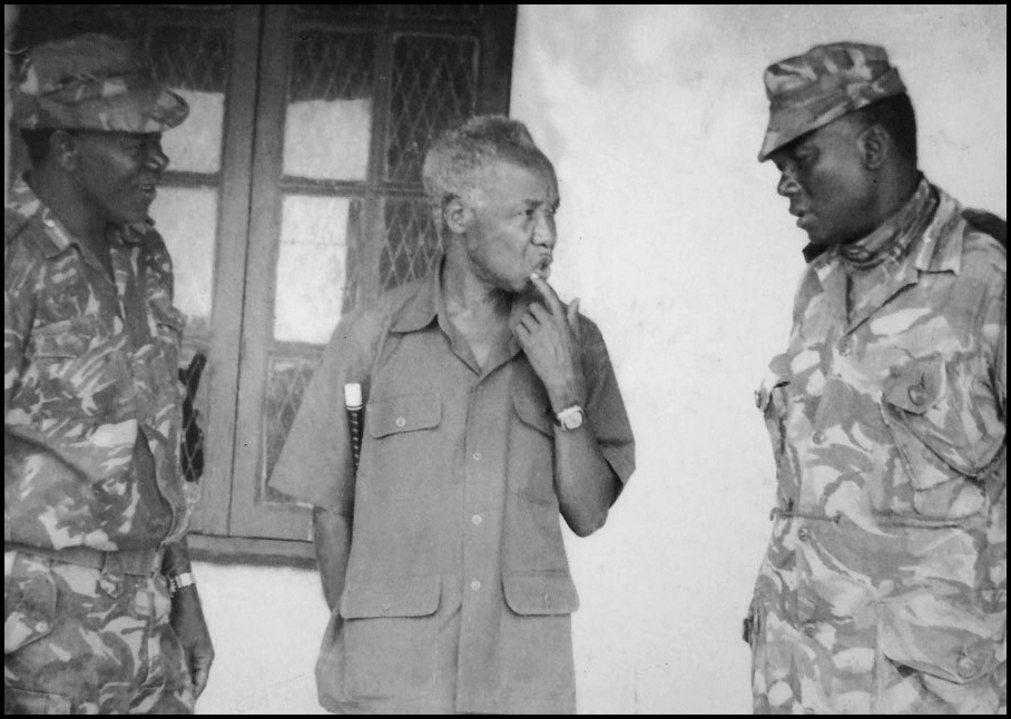 Nyerere na Majenerali wa JWTZ wakijadili kitu wakati wa vita vya Kagera